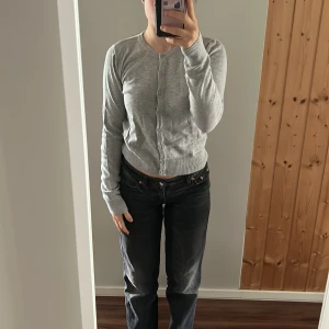 Kofta - Grå kofta från hm. Används aldrig därför hoppas jag någon annan vill ha den för billig peng!🥰