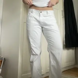 Supersnygga vita lågmidjade jeans i storlek 32/34💕