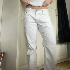 Lågmidjade jeans - Supersnygga vita lågmidjade jeans i storlek 32/34💕