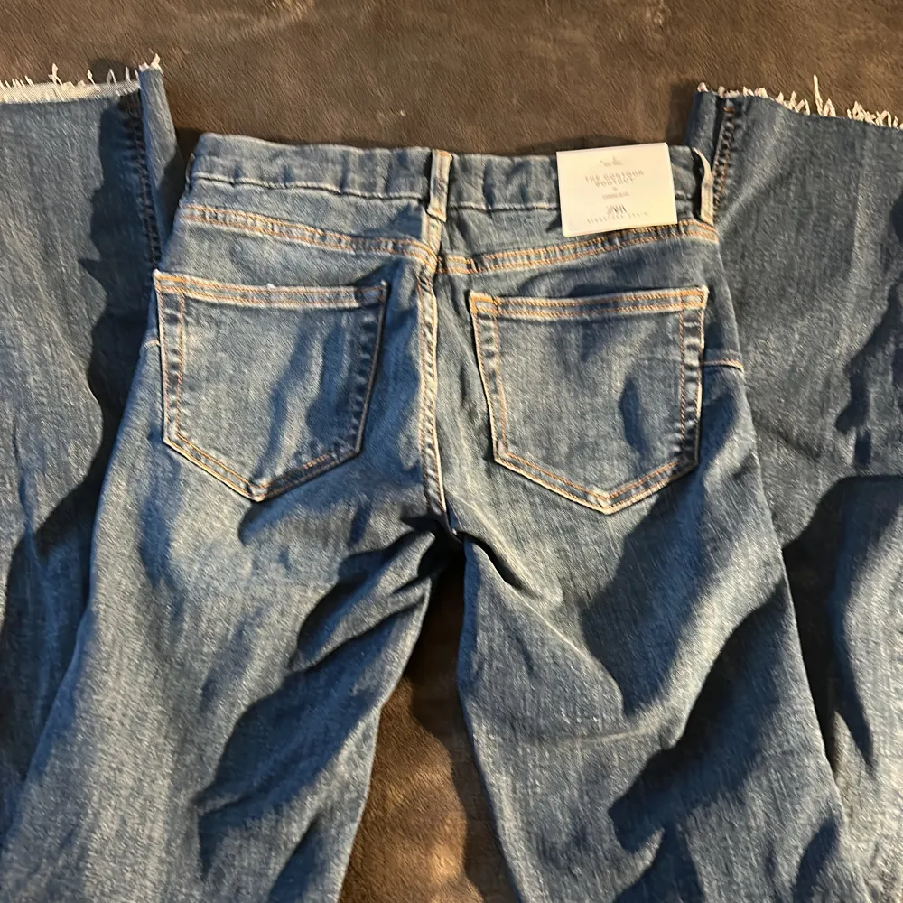 Säljer helt oanvända sjukt snygga zara bycksor i bootcut storlek 34 köpt för 230kr säljer för 130kr🫶🏻🫶🏻. Jeans & Byxor.