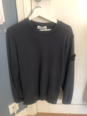 Stone island tröja - Riktigt fet stone island swetshirt bra skick! Storlek s för mer frågor hör av er!