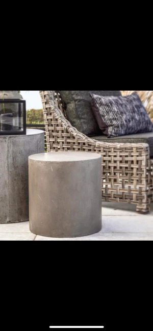 Sidobord i lätt betong - Coola sidobord ifrån Artwood i Lättbetong. Lämpliga för utomhusbruk. 50x50cm. & 40x40cm. Säljes i ett sätt om två bord.  Endast avhämtning i butiken.  Nu 1950 kr. Ursprungligen 3900 kr.