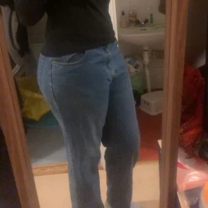 Jeans  - Säljer mina baggy jeans i typ storlek 46/48 är inte säker pris kan diskuteras byten sker bara i Stockholm de är jag på bilden 