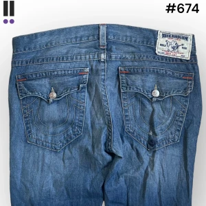 True religion jeans #674 - True Religion jeans i model Boot Cut 💜 Tag 38W 💜Midja (rakt över) 45cm 💜 Innerben 70cm 💜 Ytterben 94cm 💜 Benöppning 20cm 💜 Fläck på höger bakficka och vänster framsida. 💜Våra mått blir W=35 och L=27 💜 Men jämför alltid måtten med dina bästa jeans💜674