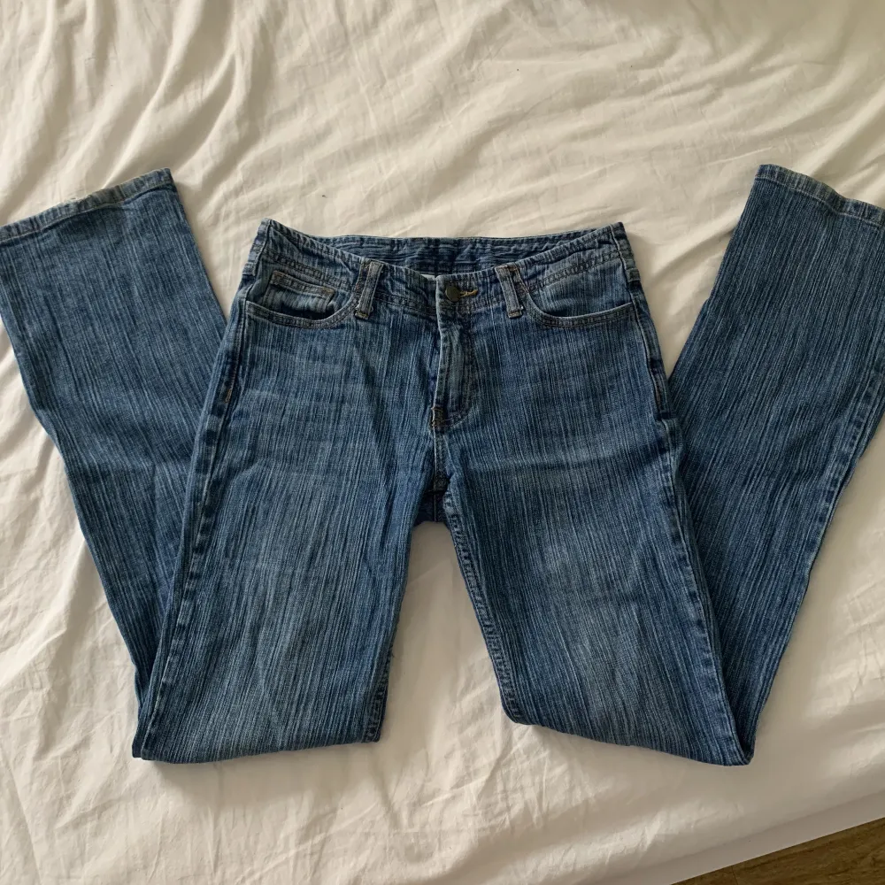 Säljer nu dessa brandy Melville jeansen, kommer inte riktigt ihåg modellen men de liknar Brielle 90’s jeans. Säljer då de blivit för små för mig💕Storlek S, de har små slitningar vid hälarna. Jeans & Byxor.