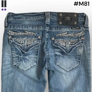lågmidjade m81 bootcut missme jeans  - MissMe jeans i model Boot 💜 Tag 25W 💜Midja (rakt över) 34cm 💜 Innerben 81cm 💜 Ytterben 102cm 💜 Benöppning 20cm 💜 Saknar båda bakknapparna och fläckar på baksida. 💜Våra mått blir W=26 och L=31 💜 Men jämför alltid måtten med dina bästa jeans💜M81