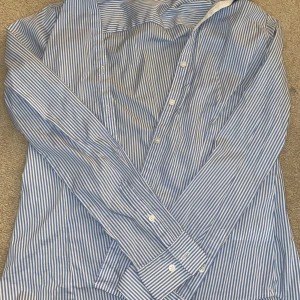  Skjorta  -  inte min stil längre så säljer väldigt billigt så den tar plats✨