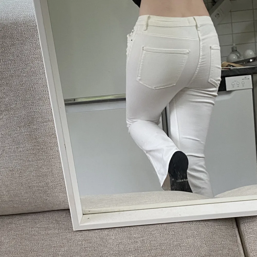 As snygga vita lågmidjade jeans. Inga defekter👍🏻skriv för mer info❤️. Jeans & Byxor.
