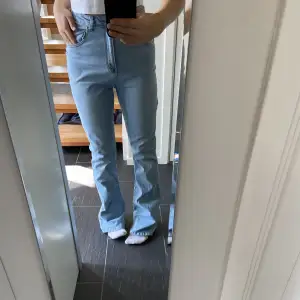 Säljer nu mina super snygga bootcut jeans i stl 38 då dem är för stora och för långa för mig.💞 Något slitna nertill så pris kan diskuteras.😊