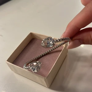 Caroline svedbom armband - Säljer mitt fina Caroline Svedbom armband i färgen crystal då det inte kommer till användning längre. Det är i bra skick och inga tydliga tecken på användning💕Säljer för 400kr+frakt. Ny pris 695kr!