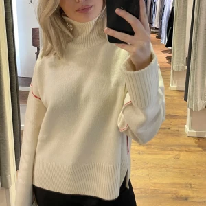 Arket stickad tröja - Säljer denna stickade tröja från arket i storlek S. 