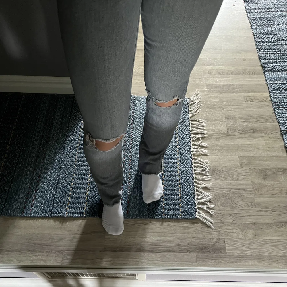 Dessa byxor är i storlek 36 från Zara som varit väldigt populära. Byxan har slitsar längst ner och är även klippta längst ner. Byxorna sitter mycket fint på kroppen med hål på knäna.. Jeans & Byxor.