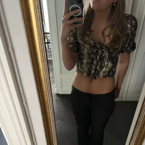 Blus/kofta från & other stories  - Säljer denna supersnygga blus/kofta från & other stories! 