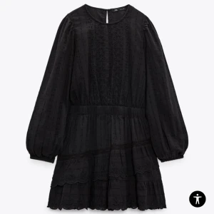 Zara klänning  - Säljer den här fina zara klänningen pga att den är för liten. Klänningen är helt oanvänd och har lappen kvar. Klänningen är slutsåld och är köpt för 599kr💗