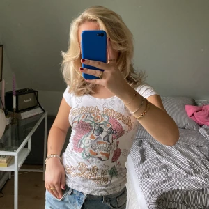 Ed hardy T-shirt ☠️💖 - Supersnygg t-shirt från ed hardy, köpt secondhand. ✨Därav har några rhinestones trillat av. 