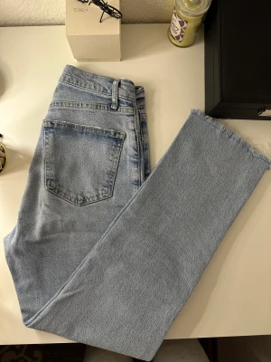 Ljusa Jeans  - Rensar garderoben, titta även in andra jeans och byxor som jag säljer för bra pris. 