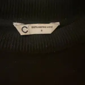 Hej! Säljer min svarta lite tunnare stickade tröja ifrån cubus, knappt använd och har haft några månader. Sticks inte över huvudtaget❤️ pris kan disskuteras.👌🏼