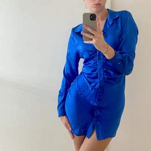 Säljer denna fina blå satin klänning då den ännu inte används. Köpt för 500kr, säljer för 150kr+ frakt💙💙