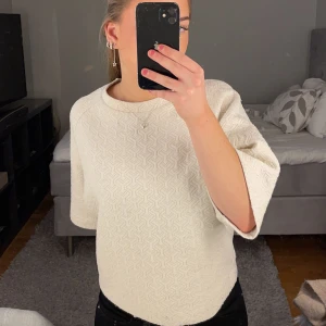 Vit T-shirt  - Super snygg vit tjock T-shirt med större ärmar och guld detaljer från kapphal som köptes i januari