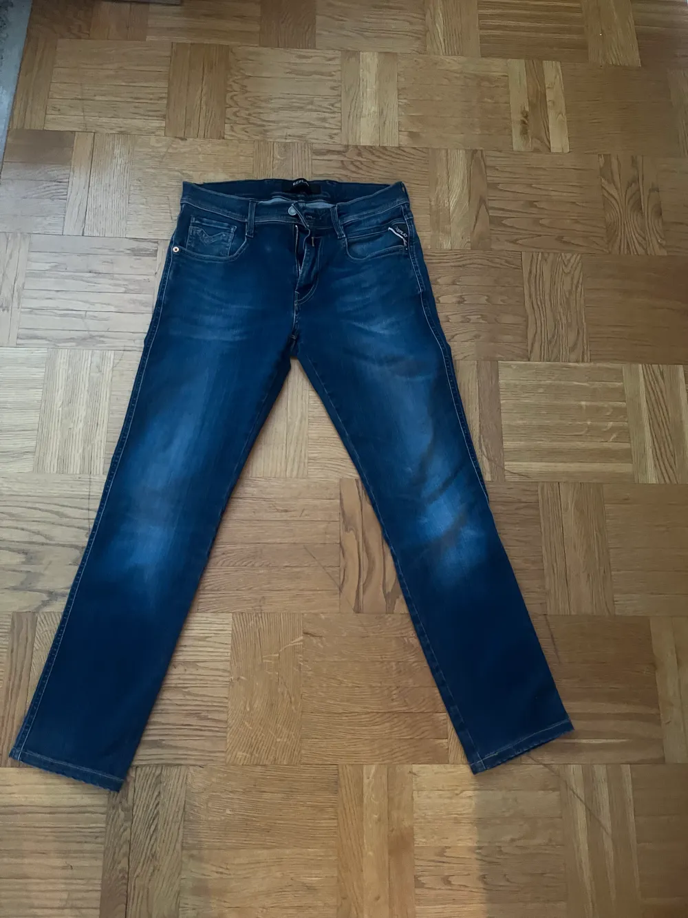 Nytt skick, knappt använda. Fina jeans från replay. Nypris 1200👍pris kan diskutera . Jeans & Byxor.