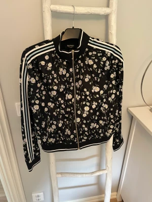 Jacka/tröja - Jacka som man kan använda som tröja från Juicy Couture. Använd en gång, köpt i USA.🇺🇸
