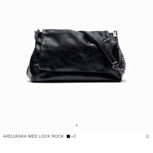 Svart zara väska - Väskan är från zara och är svart