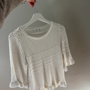 Hålstickad tröja - Vit hålstickad tröja, andvänd 1 gång
