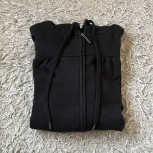 En fin svart tröja med dragkedja och fickor i ett jättefint skick 