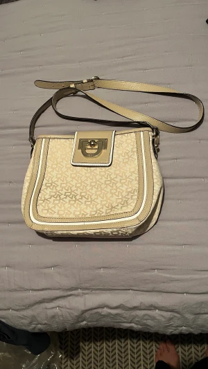 Väska DKNY - Väska nyskick Beige DKNY. Kan postas, köparen står för frakten . Alt mötas på Odenpl. 