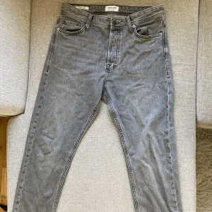 Jack & Jones Jeans - Säljer ett par riktigt snygga Jack & Jones Jeans då dom bara tar upp plats i min garderob. Dom är använda varsamt ett fåtal gånger. Storlek 30/32. Kan gå ner i pris vid en snabb och smidig affär, tveka inte på att skriva om du har några funderingar!