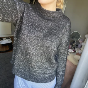 super cool stickad tröja  - säljer min stickade tröja från.   & other stories . Knappast använd❤️