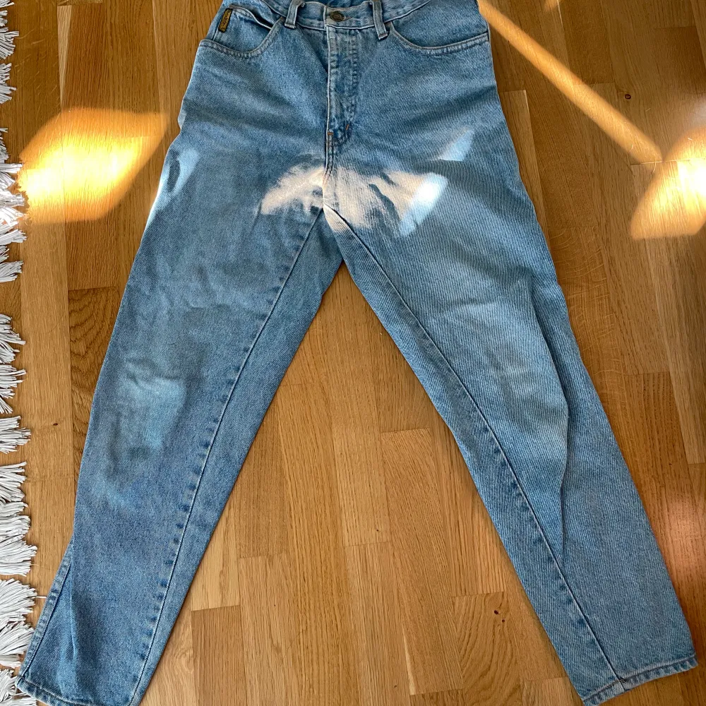 Super snygga vintage Armani jeans, snyggt slitna och passar perfekt till vardags eller till en utekväll. . Jeans & Byxor.