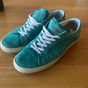 Saint Laurent Skor - Lite mer turkosa i verkligheten.