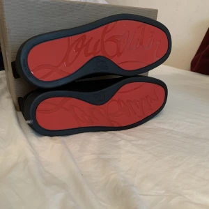 Louboutin  - väldigt feta svarta loubs😃passar med allt 👍. Skorna är helt nya och aldrig använda box och dustbag medföljer. Det är kopior men med väldigt bra kvalitet😃. kan gå ner i pris vid smidig och snabb affär. För fler funderingar/bilder så är det bara att skriva😃