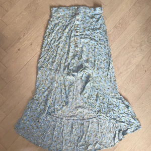 Blommig kjol - Söt blommig kjol köpt secondhand, storlek s. Använd 2 gånger, är i väldigt bra skick. 