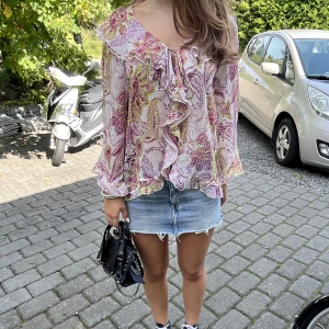 Fin blus från Zara - Denna fina blus från Zara är en utav mina favoritplagg, men lägger ändå ut den för att se om det finns intresse💗Den säljs inte längre på Zaras hemsida!