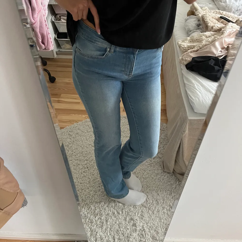 Säljer dessa lågmidjade jeans då jag inte längre använder dom. De är väldigt långa då det passar mig som är 177. Använd endast ett par gånger, jättefint skick! Hör av er om ni har några frågor🫶. Jeans & Byxor.
