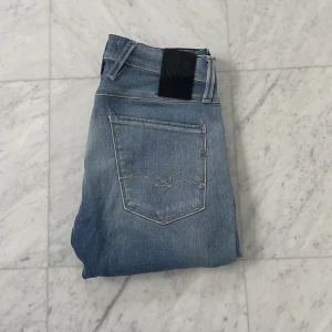 Replay Jeans  - Säljer nu dessa feta Replay jeans i modellen ’Anbass’ vilket är en slim passform. Jeansen är i bra skick utan några större tecken på användning - Nypris: 1700 kr - Storlek: 29/32 - Hör av er vid minsta fråga eller fundering :)