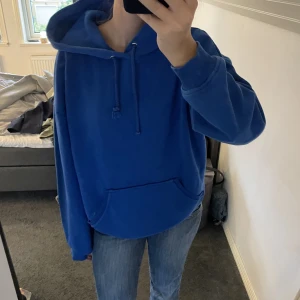 Blå hoodie  -  Hoodie i nyskick från bikbok 💖