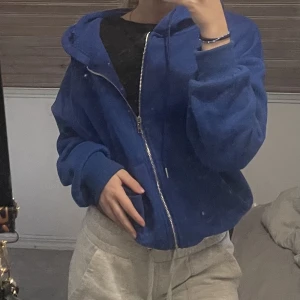 Blåa hoodie - En fin och mysig blå hoodie. Med luva, snören, dragkedja och fickor. Aldrig använd