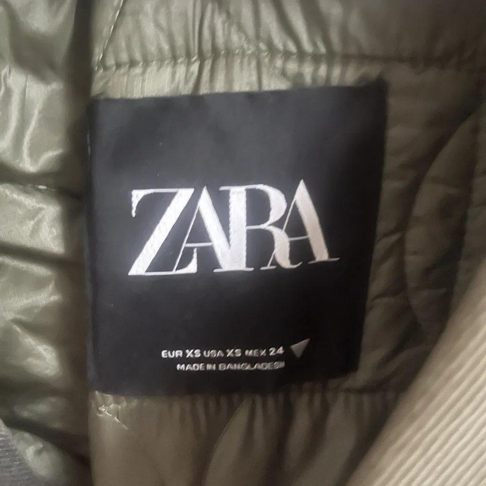 Jättefin lättare jacka från Zara. Säljer pga kommer inte till användning längre. Storlek XS men passar lite mer som S 🤩💕💕😊. Jackor.