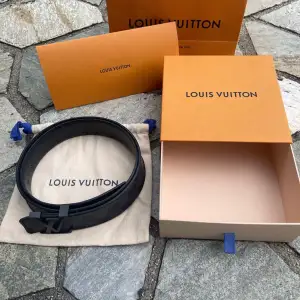 Louis Vuitton Initials  Storlek: 95/38 Köpt i Venedig 2017 Cond: 9/10 Og allt medföljer! Kvitto finns!