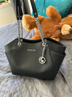 Michael kors väska 🖤 - En mellanstor (kan skicka bild med den på axeln vid önskan), väska från Michael kors! Så fin och så bra skick. Knappt använd! Försten till kvarn, klicka gärna på köp nu! ❤️
