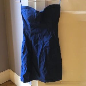 Klänning - Kort tubeklänning från Fishbone men köpt på Sellpy. Aldrig använd av mig men vet inte om den förra ägaren💘💘