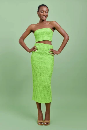 Tvådelad set - Detta tvådelade set av Gina tricot har gått till användning endast en gång. Är i princip som ny. Toppen är i storlek M och kjolen i S.