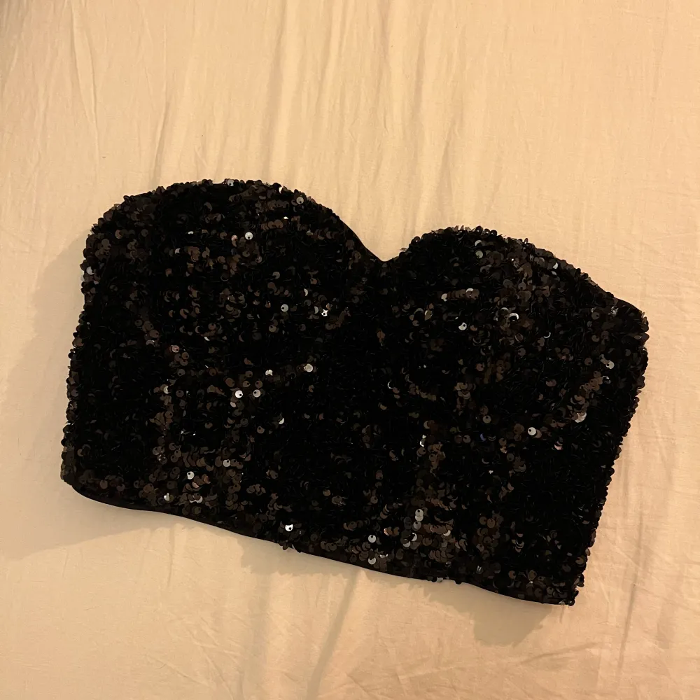 Säljer denna svarta bandau-toppen som jag köpte av en annan tjej på plick, men tyvärr var den för stor, strl 36🤍. Toppar.