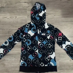 Cool y2k tröja - Säljer då den är för liten. Aldrig använd och i superfint skick! Sitter jättetight på mig som är 175 (M/S), skulle säga att den är XS. Coolt och unikt tryck. Pm för fler bilder!