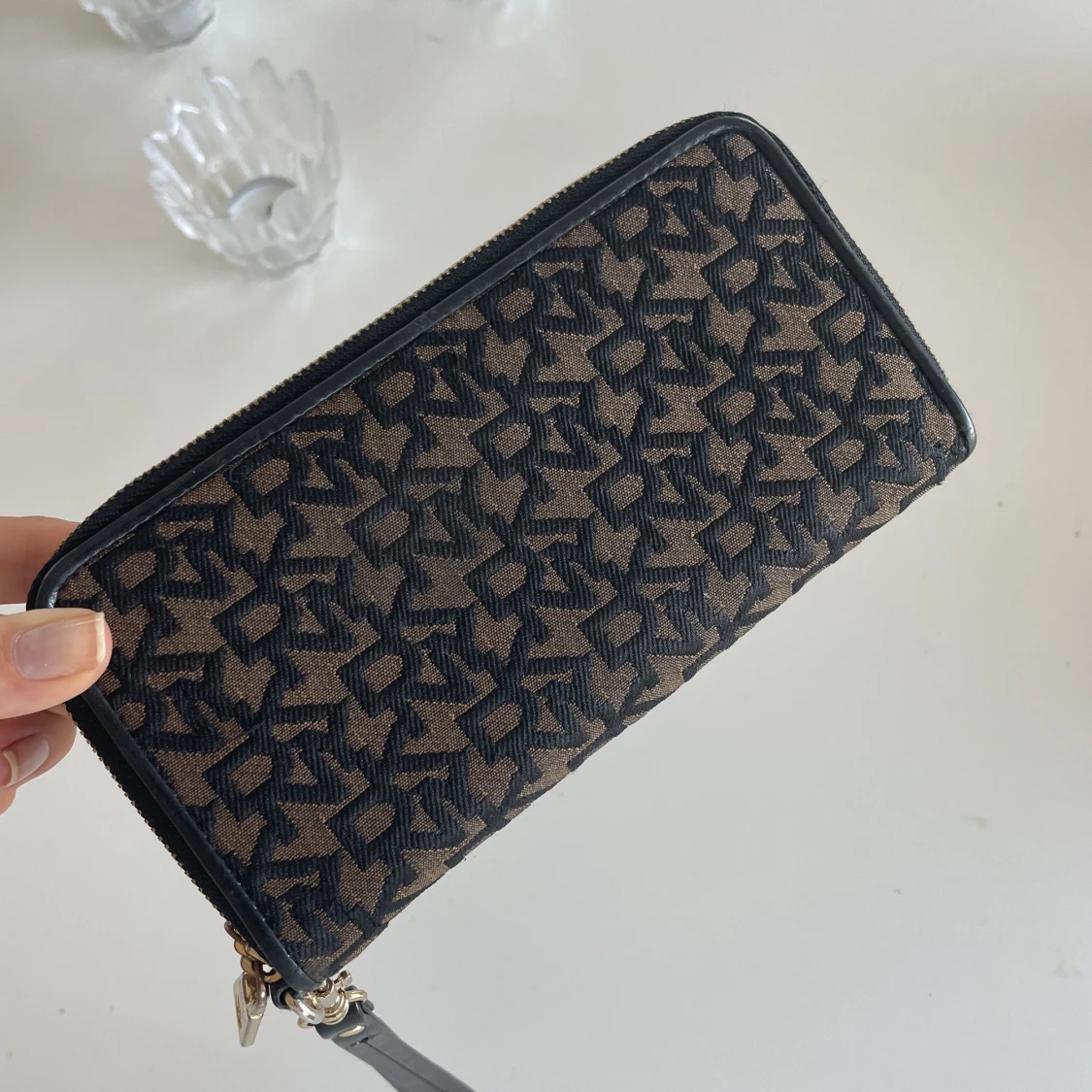 DKNY plånbok/ clutch  - 90