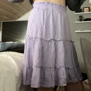Lila kjol - Lila kjol, lite längre modell, storlek S från vila ! Nyskick 