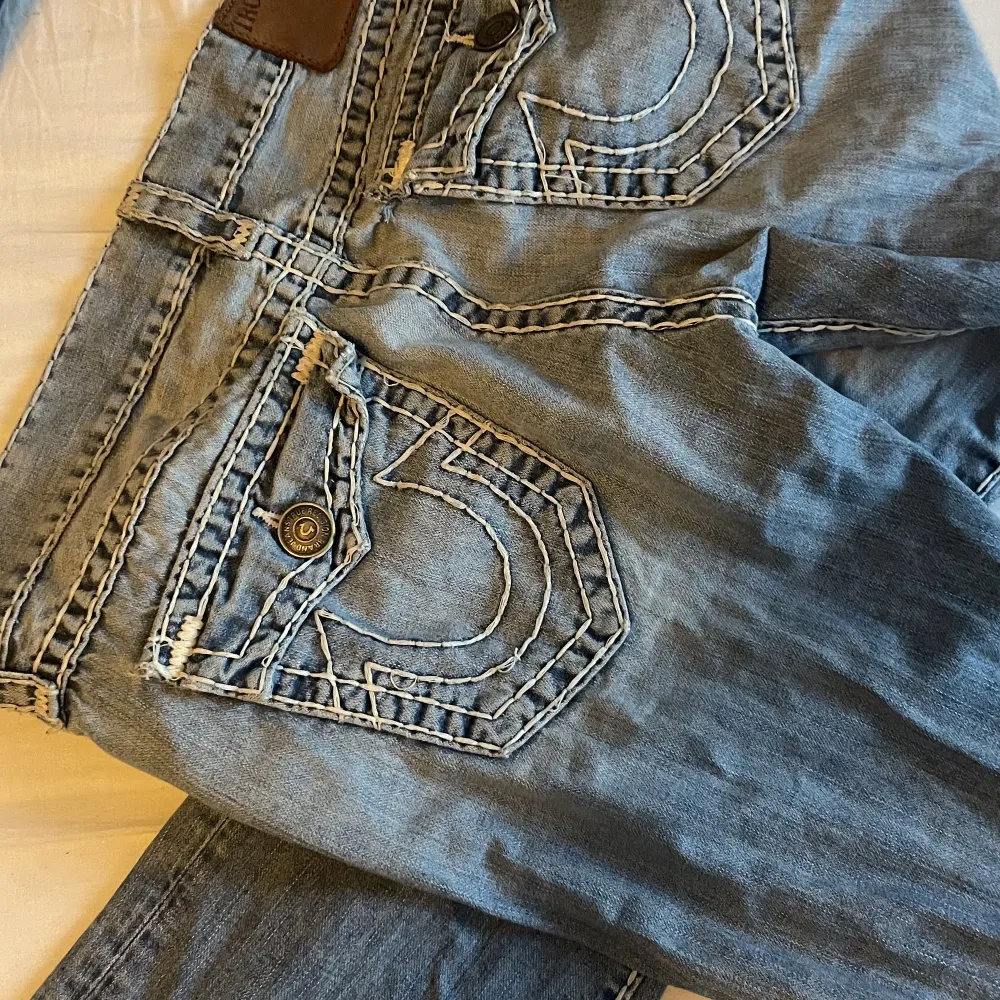 Säljer mina True Religion jeans då jag inte använder dem längre. . Jeans & Byxor.